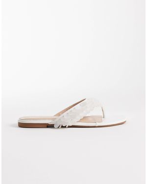 Glamorous Flip Flops With Shell - White