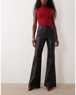 Mango Ausgestellte hose aus kunstleder - Schwarz