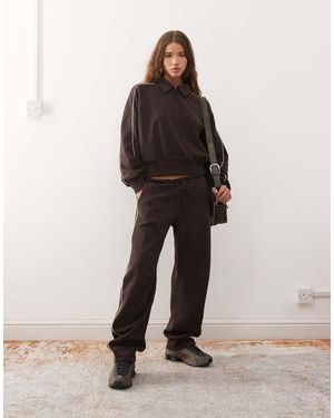 Monki Joggingbroek Met Wijde Ronde Pijpen En Biezen - Bruin