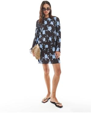 Vero Moda Robe courte plissée à manches longues avec imprimé fleurs - chocolat et bleu