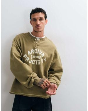 ASOS Maglia Oversize Serafino Con Stampa Pigmentata, Impunture Sovrapposte E Bordi Grezzi, Color Kaki - Verde