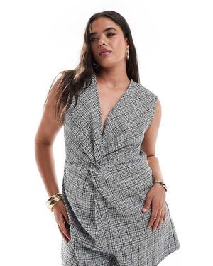 ASOS Mono Corto Negro Y Blanco A Cuadros Con Detalle Retorcido En La Parte Delantera De Bouclé De Asos Design Curve - Gris