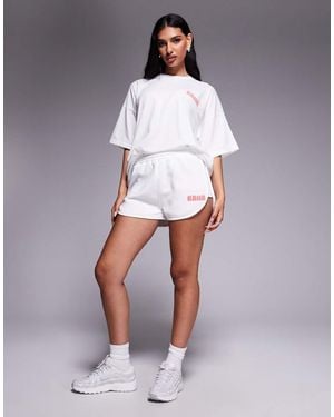 Kaiia Pantalones Muy Cortos Blancos Y Rojos Con Logo Estampado En Relieve De Tejido De Sudadera De (Parte De Un Conjunto)