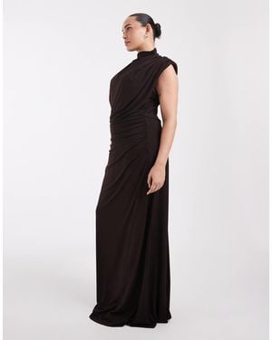 Tfnc Plus Robe longue près du corps à col montant, épaules structurées et détail drapé, chocolat - Bleu