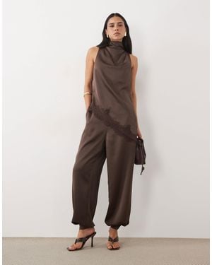 Pretty Lavish Ensemble coordonné pantalon ballon en satin couleur chocolat - Neutre
