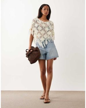 Kiwi & Co Poncho Con Escote Bardot, Flecos Y Detalles Florales De Croché Tejido A Mano-Blanco
