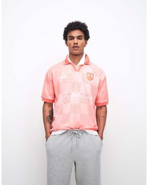 Faded Store Camiseta De Estilo Futbolero Con Cuello En Contraste Y Logo-Naranja - Rojo