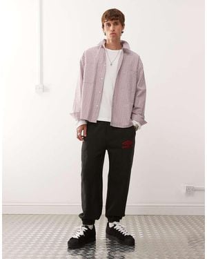 Umbro Joggers Negros Iconic De - Rosa