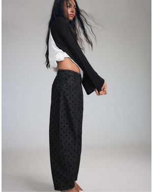 Stradivarius Barrel Jeans Met Flock Polkadots - Grijs