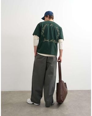 TOPMAN T-Shirt Comoda Scuro Con Ricamo Monsieur Sul Davanti E Sul Retro - Verde