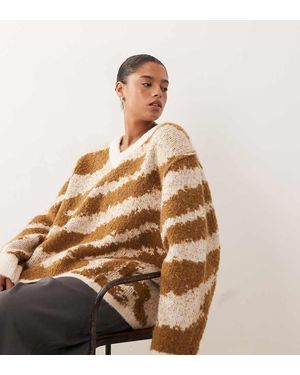 ARRANGE Jersey Marrón Caramelo Y Color Crema Extragrande Con Estampado De Tigre, Cuello De Pico Y Bajo Redondeado De Intarsia De Curve