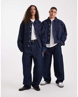 Collusion Vaqueros De Corte Antifit Con Acabado Enjuagado Y Pespuntes Rojos De La Colección Circular Design De -Azul Marino
