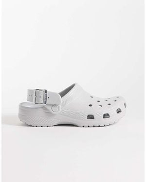 Crocs™ Zuecos Classic Con Hebilla Metálica En Gris - Blanco
