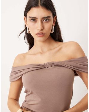 Abercrombie & Fitch Top Asimmetrico Con Spalla Scoperta E Spallina Arricciata - Marrone