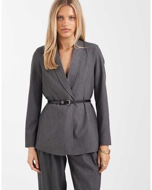 Vero Moda Americana Gris Oscuro Jaspeado De Corte Suelto Con Cinturón De (Parte De Un Conjunto)