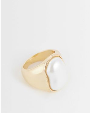 ASOS Asos design curve - bague tendance avec perle d'eau douce fantaisie - dé - Blanc