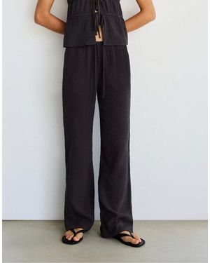 Pull&Bear Soepelvallende Broek Met Textuur - Zwart