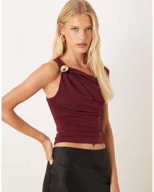 ASOS Top Con Hombro Descubierto, Abertura Y Detalle De Adorno De -Rojo