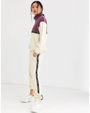 Carhartt – Velours-Jogginghose mit Seitenstreifen - Natur