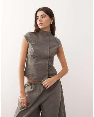 Weekday Hoogsluitende Top Met Kapmouwtjes - Bruin