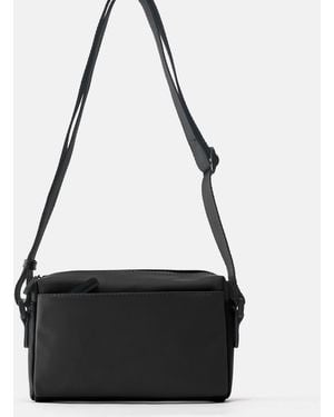 Pull&Bear – gummierte umhängetasche - Schwarz