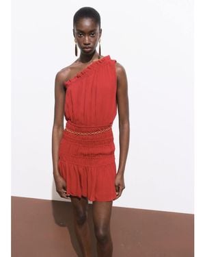 Mango Vestido Oscuro Asimétrico Y Fruncido Con Detalle De Cinturón De Cadena Dorada De La Colección Con Kaia Gerber De - Rojo