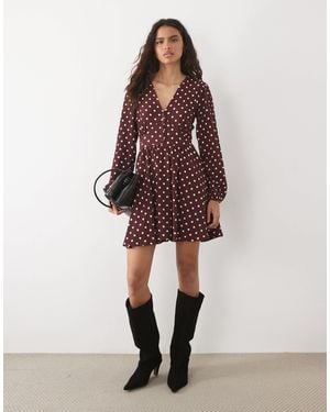New Look Robe courte à manches longues avec taille empire et détail en bordeaux à pois - Rouge