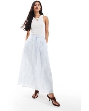Miss Selfridge – blau gestreifter maxirock - Weiß