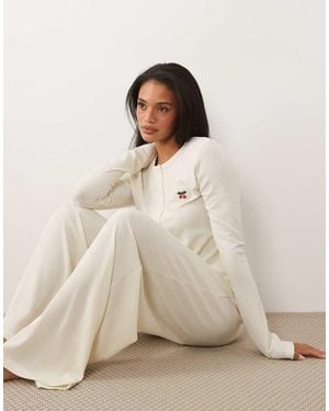 ASOS Pyjamaset Van Vest Met Wafelstructuur, Knoopsluiting En Gehaakte Kersenprint En Broek - Naturel