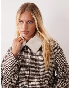 Vila Herringbone Short Button Front Jacket With Fur Collar - Brown