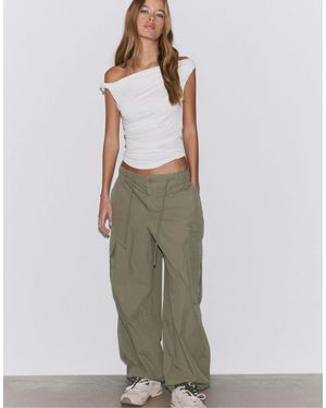 Stradivarius – asymmetrisches, gerafftes t-shirt - Weiß
