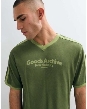 ASOS Camiseta Boxy Holgada Con Cuello De Pico Y Estampado De Texto En Verde Gofrado