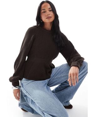 ASOS Pull en maille à basque avec taille cintrée - Blanc