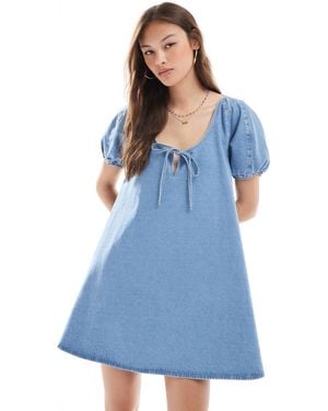 Miss Selfridge Robe fluide trapèze nouée devant - délavage moyen - Bleu