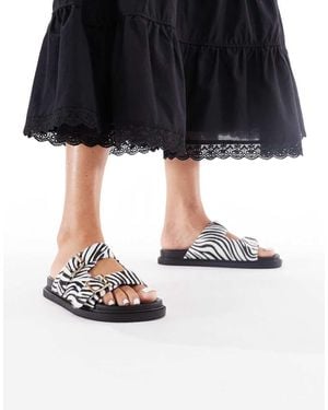 London Rebel Buckle Detail Sandals - Black