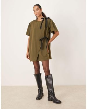 Ghospell Leighton - robe portefeuille courte à fines rayures - Neutre