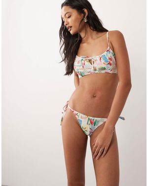 Accessorize – seitlich gebundene bikinihose mit em postkartenmuster - Braun