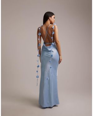 Wanderdoll Vestido Largo Con Cuello Desbocado, Espalda Cruzada Y Detalle De Flores Colgantes De Satén Aria De - Azul