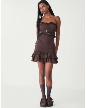 Stradivarius Robe courte froncée à bretelles et volants - Marron