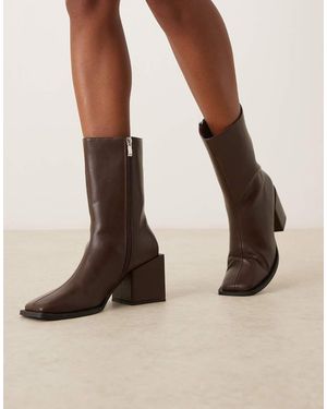 Glamorous Botas Marrones Con Puntera Cuadrada, Tacón Grueso Y Acabado Microtexturizado De - Neutro