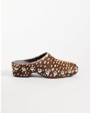 ASOS Margo clog-mules aus leder mit nieten, hirsch-print und hair-on-leder - Braun