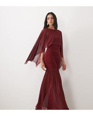 Kaiia Exclusieve Maxi-Jurk Met Dubbele Laag, Slinky, Verlaagde Taille, Luchtige Mesh Cape-Overlay En Doorschijnende Zoom - Rood