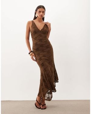 Pretty Lavish Spitzen-maxikleid mit v-ausschnitt und asymmetrischem saum - Natur