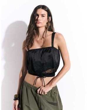ASOS Top Corto De Satén Con Paneles De Encaje Y Detalle De Cintura Anudada En - Negro