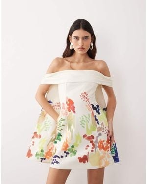 ARRANGE Vestido Corto Con Estilo Pintura, Escote Bardot Y Detalle De Capa - Blanco