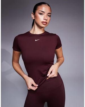 Nike Nike – one training – figurbetontes t-shirt - Lila