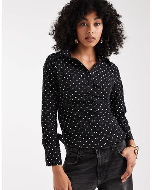 Miss Selfridge – figurbetonte bluse aus popeline mit punktemuster - Schwarz