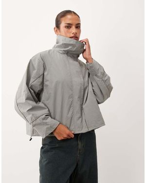 Lioness Chaqueta Cortavientos Utility Oversize Con Cuello Alzado Y Cierre De Toggles En-Plateado - Gris