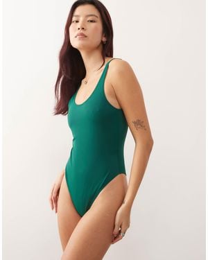 Weekday Exclusivité asos - - maillot 1 pièce échancré à dos nu - vert foncé
