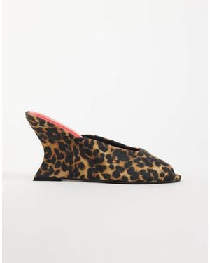 ASOS Navigate peeptoe-keilsandalen mit leopardenmuster - Braun